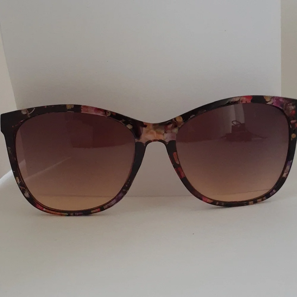Revlon Women Sunglasses Floral Black Gold Color frame NWT